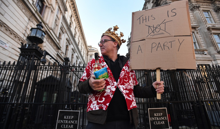 Downing Street celebraba reuniones sociales todos los viernes, según la prensa