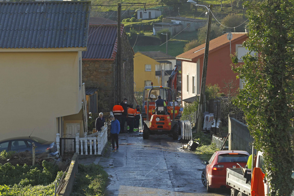 La rotura de una tubería deja sin agua a los vecinos de la zona alta de Novo Mesoiro