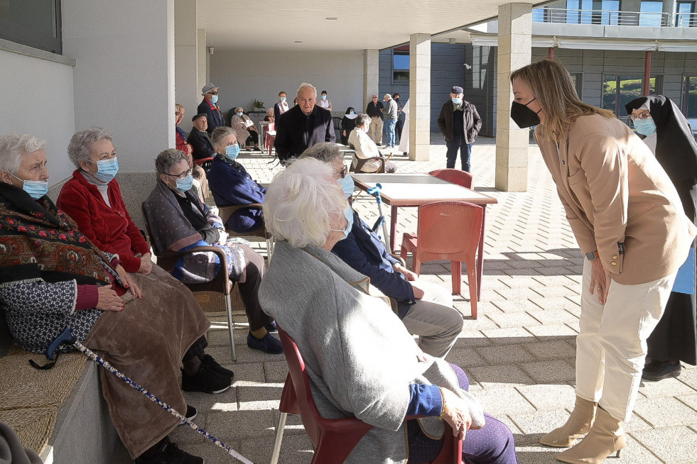 La conselleira visitó la residencia de Santa Teresa Jornet